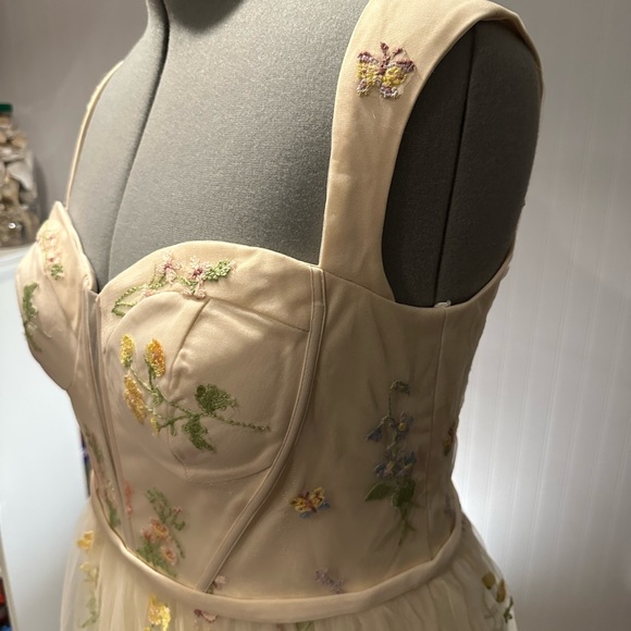 Cream colored beautiful tulle formal gown. Never worn or altered. - Picture 6 of 7